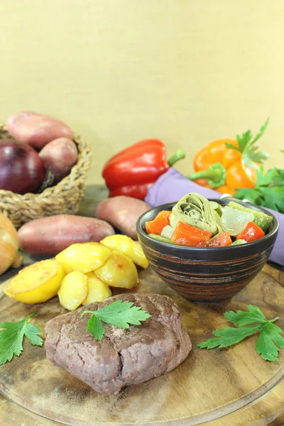 Bifes de avestruz com batatas assadas — Fotografia de Stock