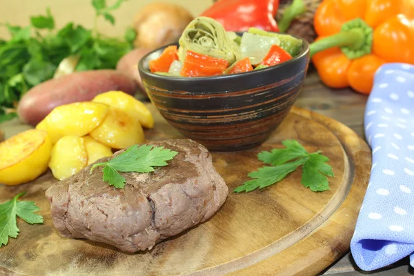 Straußensteaks mit Bratkartoffeln und Petersilie — Stockfoto