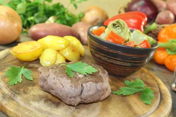 Pštrosí steak s křupavé pečené brambory a zeleninu — Stock fotografie