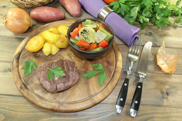 Geroosterde Struisvogel steak met gebakken aardappelen — Stockfoto