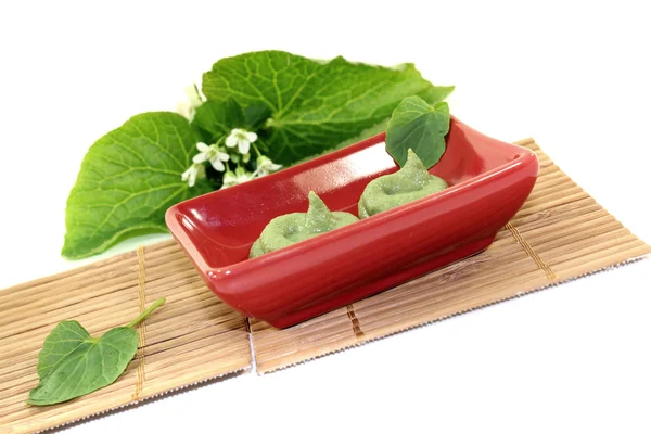 Fresh Wasabi with leaf and blossom — Stock Photo, Image