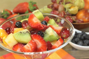 Bir kasede meyve salatası
