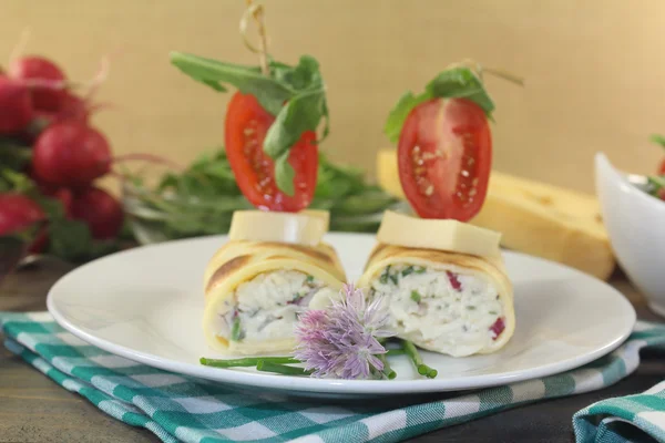 Gefüllte Käse-Crêpe-Rollen mit Tomaten lizenzfreie Stockbilder