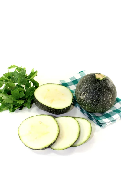 Calabacín crudo rotund en una servilleta a cuadros — Foto de Stock