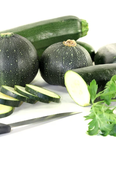 Zucchine mescolate con prezzemolo e coltello — Foto Stock