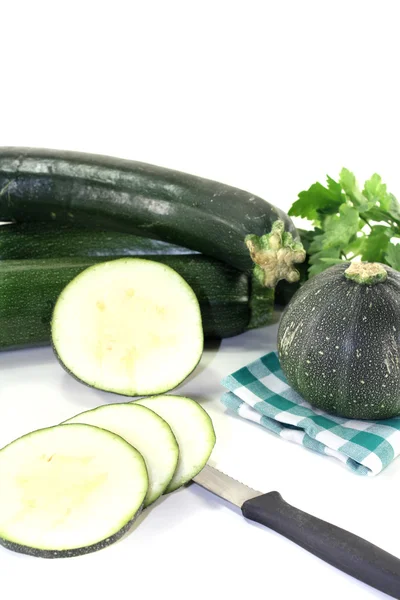 Calabacín en una servilleta a cuadros — Foto de Stock