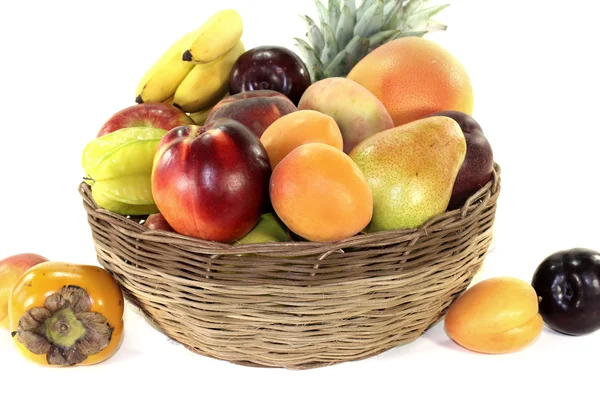 Obstkorb mit verschiedenen bunten Früchten — Stockfoto