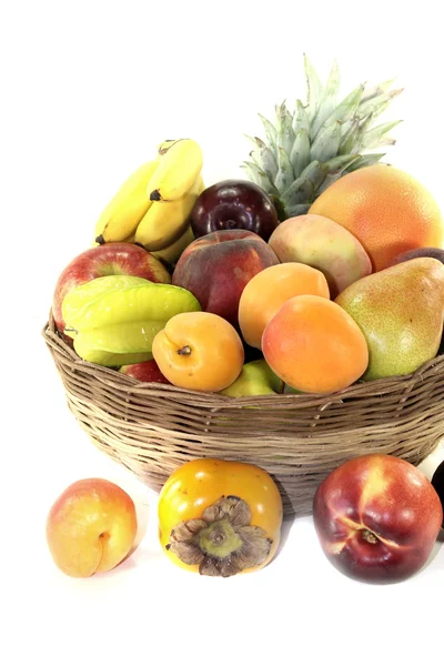 Çeşitli meyveler ile meyve sepeti — Stok fotoğraf