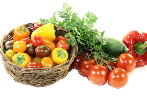 Plantaardige mand met gemengde kleurrijke groenten Stockfoto