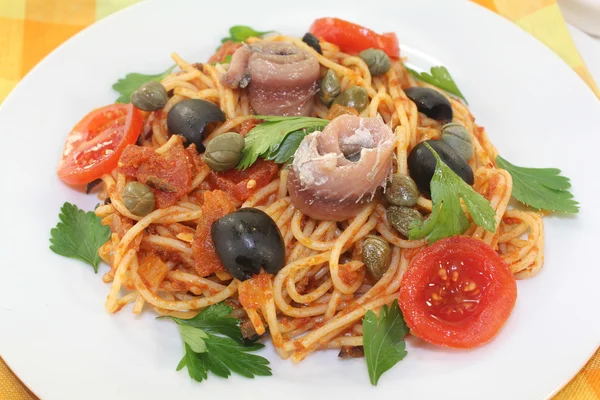 Spaghetti alla puttanesca — Stock fotografie