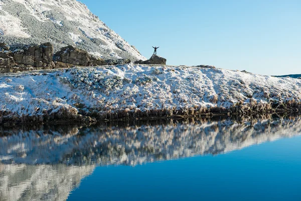 Adam Mavi Göl arkasında kayaya — Stok fotoğraf