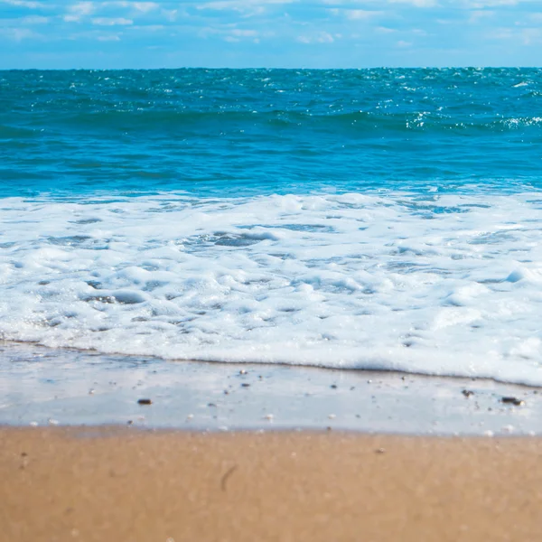 Mar azul y playa con arena dorada — Foto de Stock