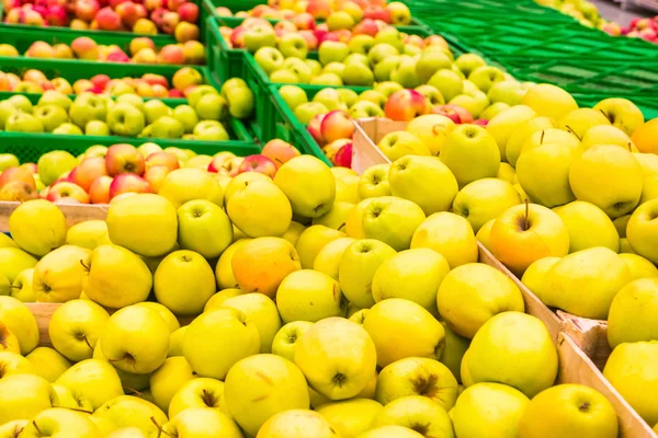 Red and yellow fresh apples — Stock Photo, Image