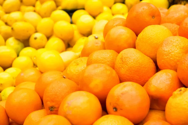 Pile of fresh oranges and lemons — Stock Photo, Image