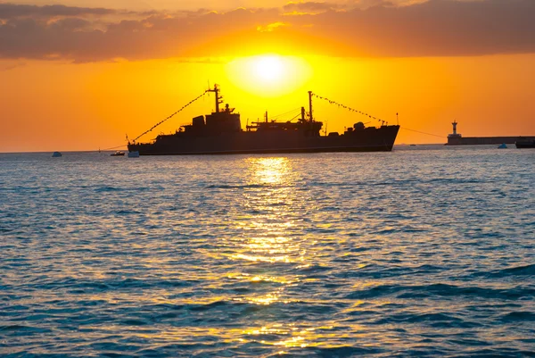 Silhouette eines großen Frachtschiffes im Hafen — Stockfoto