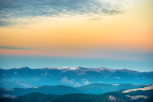 Güzel mavi dağlar ve tepeler — Stok fotoğraf