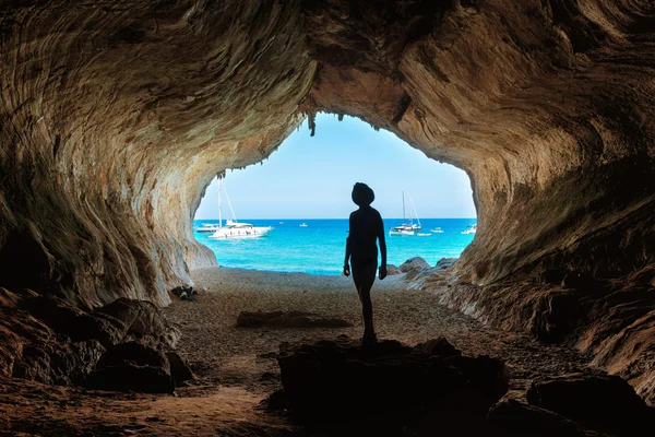 Homem em grande caverna — Fotografia de Stock