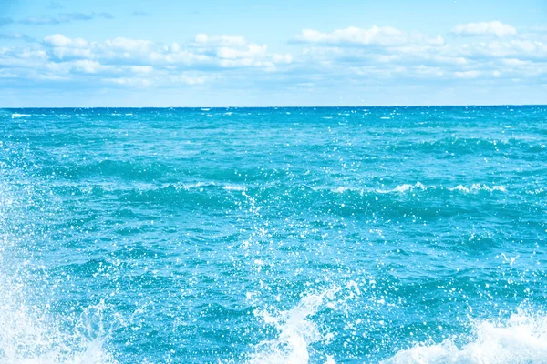 Большая волна на синем море — стоковое фото