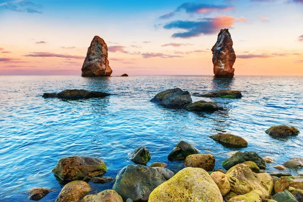 Pôr do sol no mar acima de grandes rochas — Fotografia de Stock