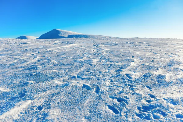 雪白色的冬天山 — 图库照片