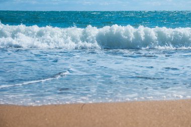 Mavi denizi ve altın kum plaj