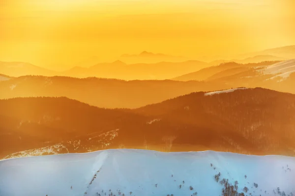 Закат в зимних горах — стоковое фото