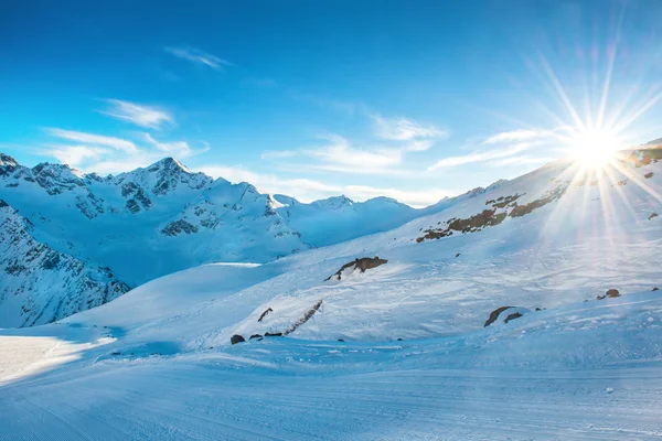 Tramonto sulle montagne invernali — Foto Stock