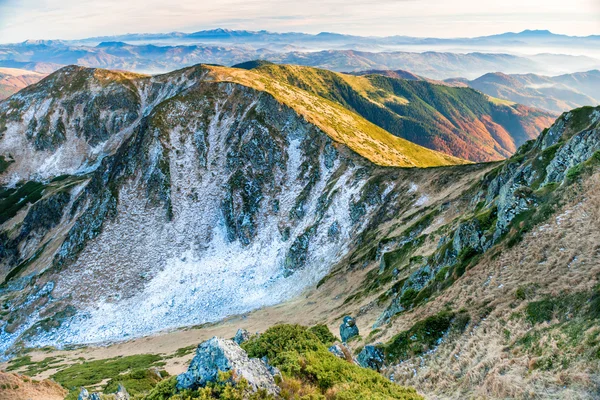 Landskap med kullar, himmel och moln — Stockfoto