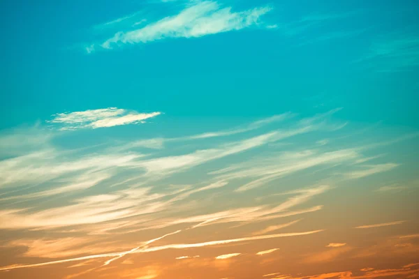 Zonsondergang in de hemel met wolken — Stockfoto