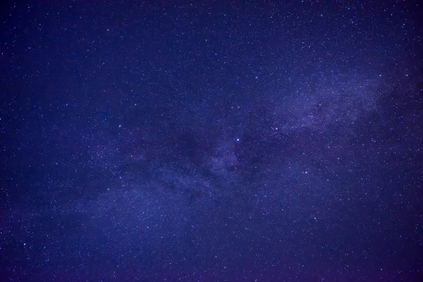 Blauer dunkler Nachthimmel mit vielen Sternen — Stockfoto