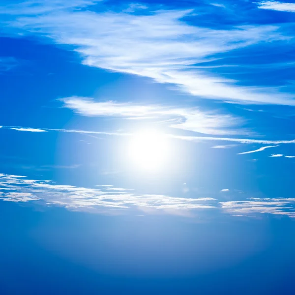 Ηλιοβασίλεμα στον ουρανό με μπλε σύννεφα — Φωτογραφία Αρχείου