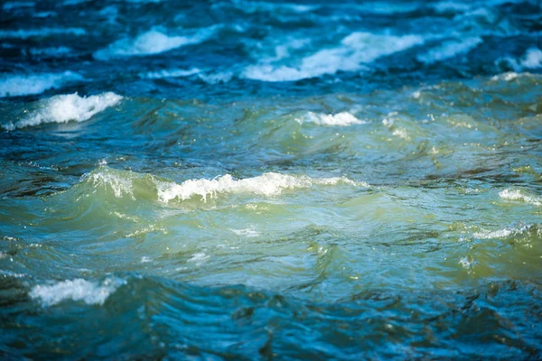 Морская волна на темной голубой воде — стоковое фото