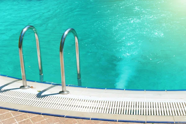 Piscina con escaleras — Foto de Stock