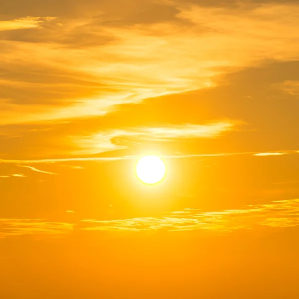 Pôr do sol no céu com nuvens laranja — Fotografia de Stock
