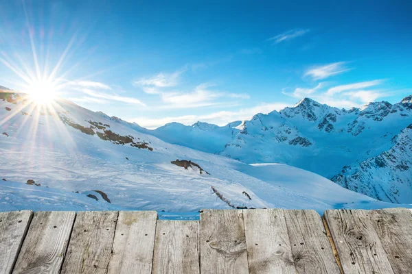 Вид с деревянного стола на закат в горах — стоковое фото
