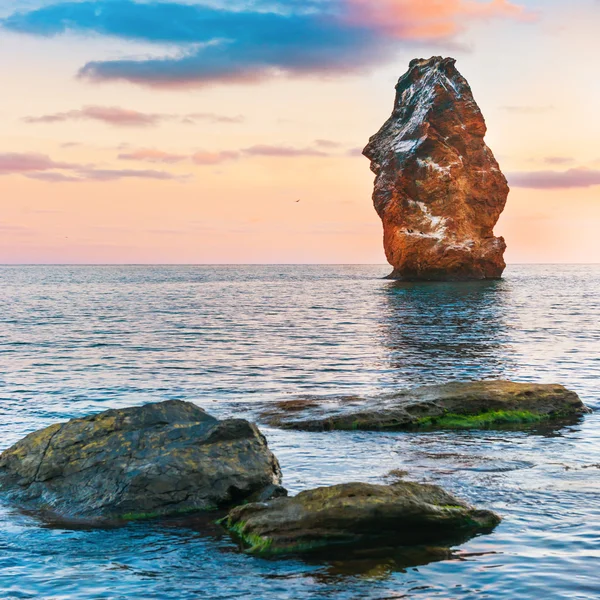 Pôr do sol no mar acima de grandes rochas — Fotografia de Stock