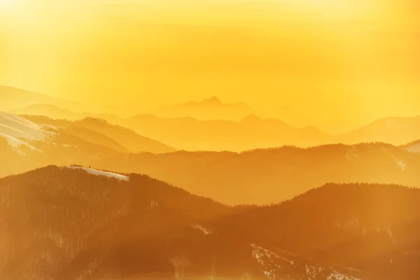 Hermosa puesta de sol naranja en las montañas — Foto de Stock