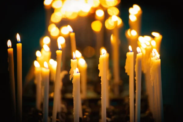 Luz das velas na igreja — Fotografia de Stock