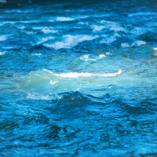Vague de mer sur l'eau bleu foncé — Photo