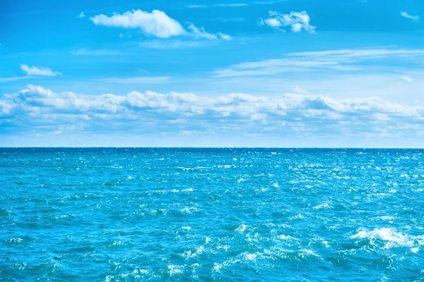 Agua de mar y cielo azul — Foto de Stock
