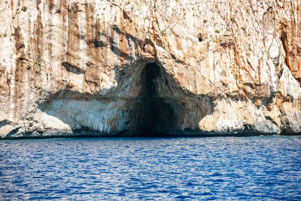 Grande grotta marina nella costa mediterranea — Foto Stock