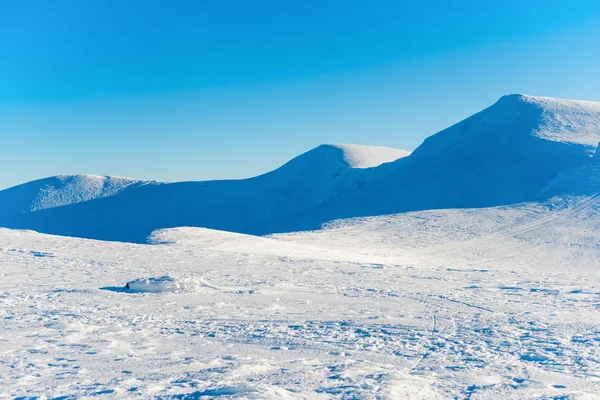 雪の中で白い冬山 — ストック写真