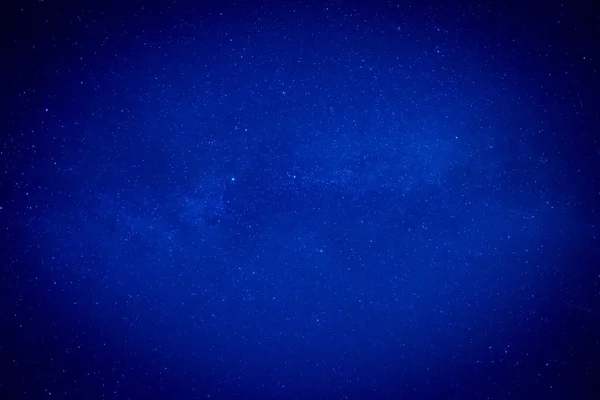 Ciel nocturne bleu foncé avec de nombreuses étoiles — Photo