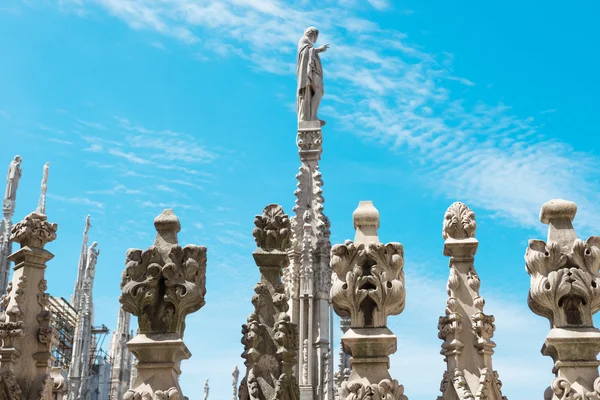 Sochy na střeše slavné milánské katedrály Duomo — Stock fotografie