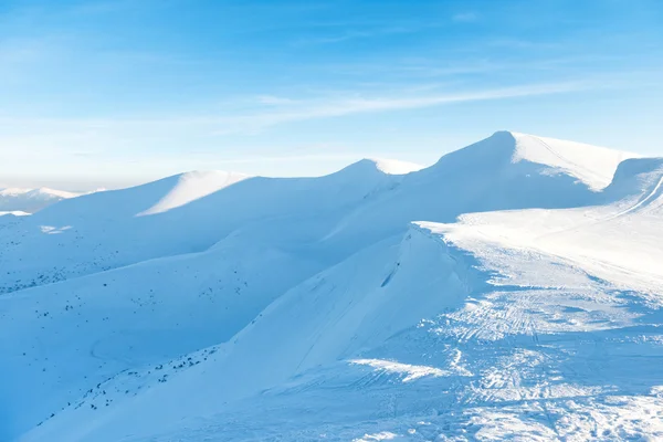 Schöne Winterberge mit Schnee — Stockfoto
