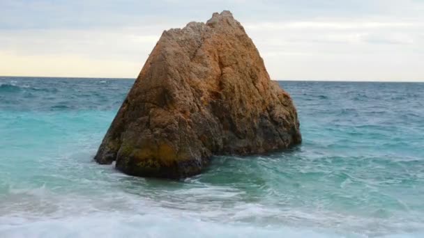 Μεγάλο βράχο στη θάλασσα — Αρχείο Βίντεο