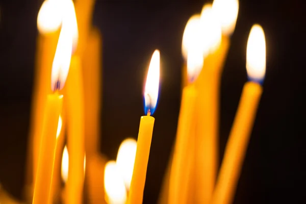 La luz de las velas en la iglesia — Foto de Stock