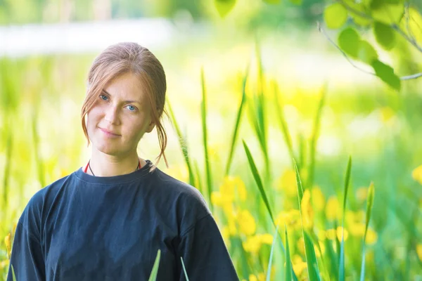 Mooie vrouw op groene veld — Stockfoto