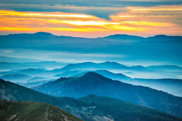 Nuages colorés dramatiques au-dessus des montagnes — Photo