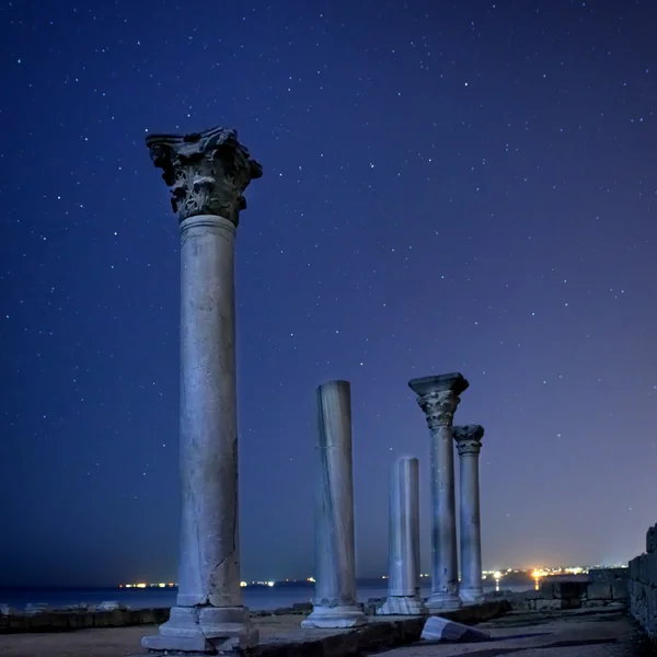 Ruinas de la antigua ciudad bajo el cielo nocturno —  Fotos de Stock